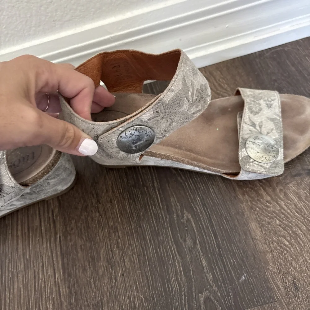 Taos Carousel 2 Gray Suede Floral Wedge Heel Ankle Strap Sandal Women 9/9.5 MINT